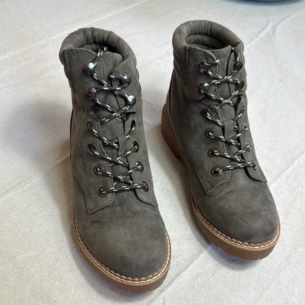 Austin Trading Co. Stylish Women's Lace-Up Boots. - Picture 8 of 8
